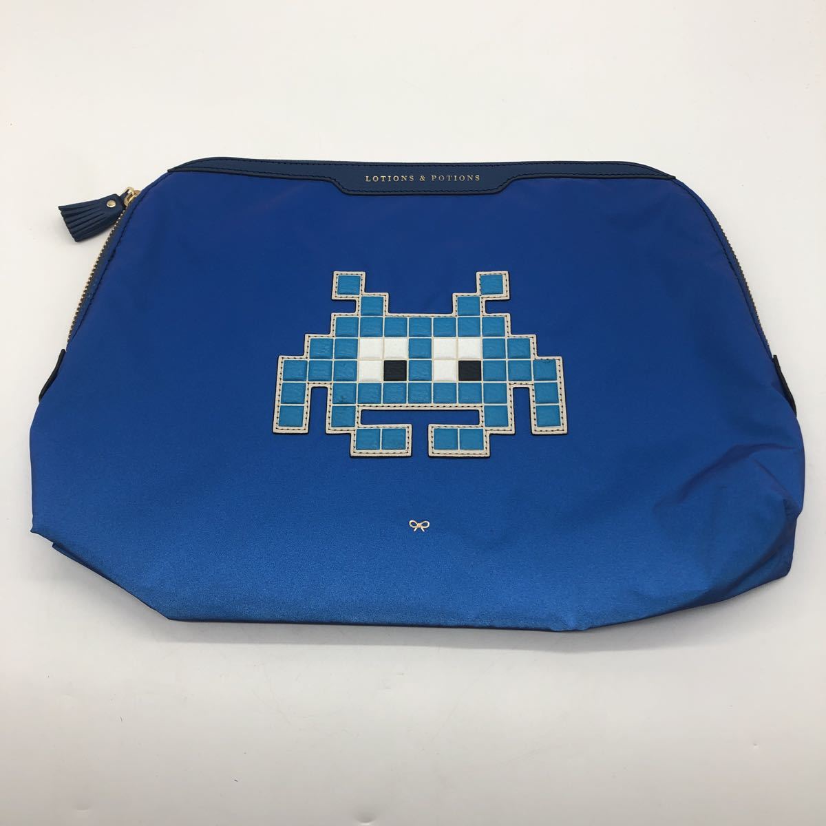 人気SALE，安い E/D197270 ANYA HINDMARCH アニヤハインドマーチ クラッチバッグ ナイロン ブルー(アニヤ・ハインドマーチ)｜売買されたオークション情報、yahooの商品情報をアーカイブ公開 - オークファン アニヤ・ハインドマーチ