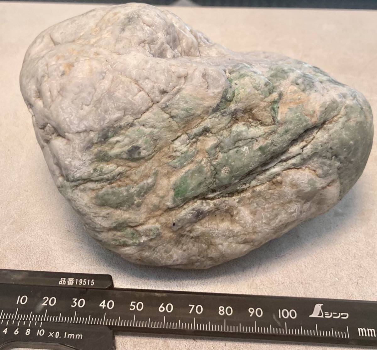 新潟県糸魚川市姫川産大きな天然糸魚川翡翠原石1353g