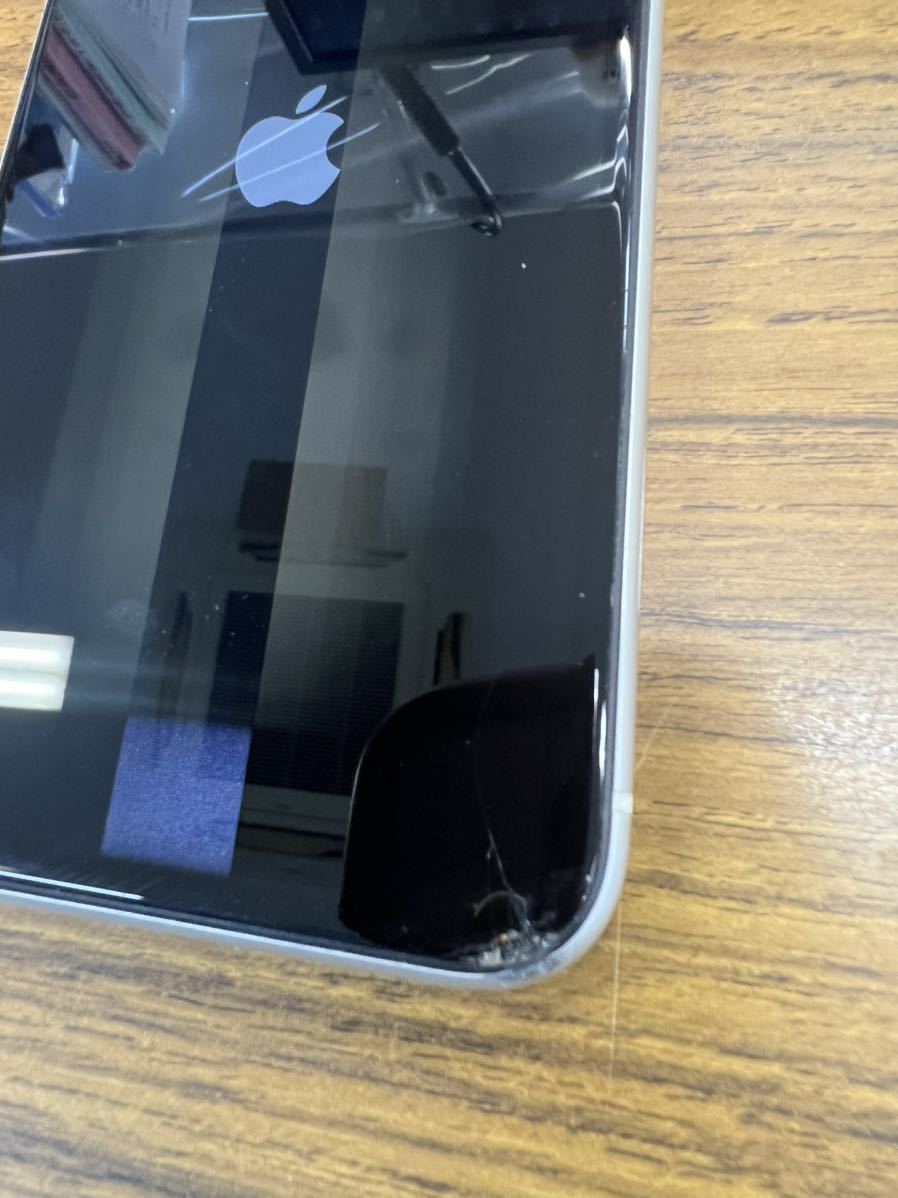 iPhone11 64gSIMフリー ジャンク品 写真通り角が割れて液晶が白くスジ