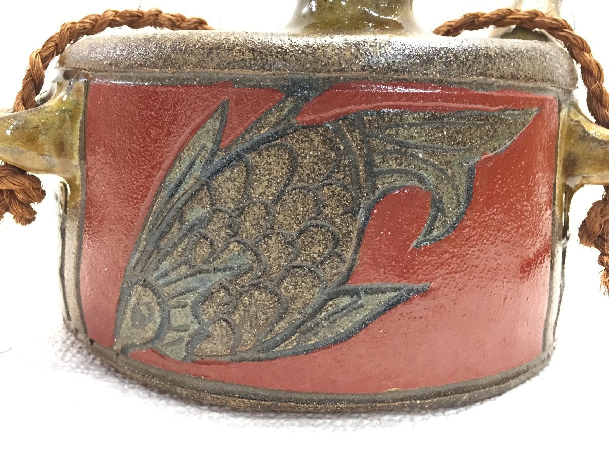 A34648 壺屋焼 清正陶器・壺屋窯 小橋川清正 赤絵魚紋 抱瓶 在銘 酒器