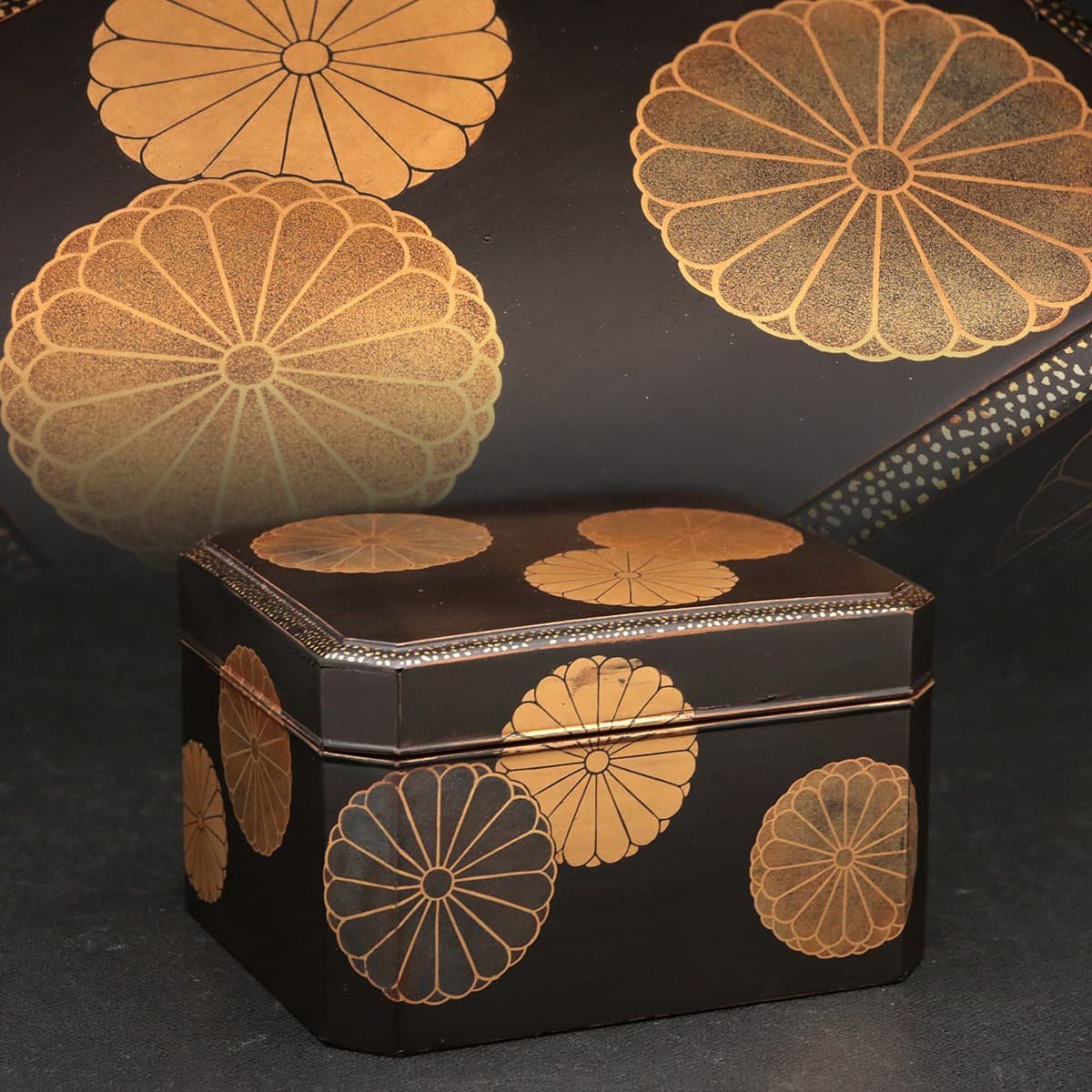 超激得，低価 ZL069 時代物 内金梨地 黒漆塗 菊蒔絵隅切小箱 幅10cm 重90g 仕覆付 黒内梨子地菊蒔絵箱 蒔絵小箱(その他)｜売買されたオークション情報、yahooの商品情報をアーカイブ公開 - オークファン その他