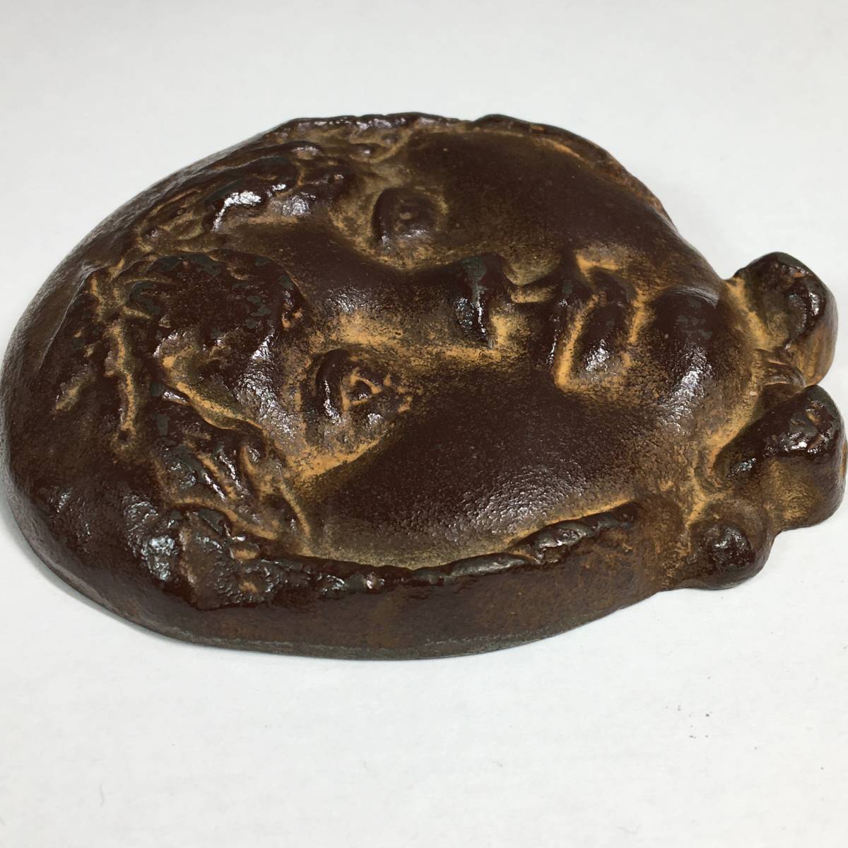 佐藤忠良 地の少女 1978年 ペーパーウェイト レリーフ 文鎮 鉄製 約8.5cm×