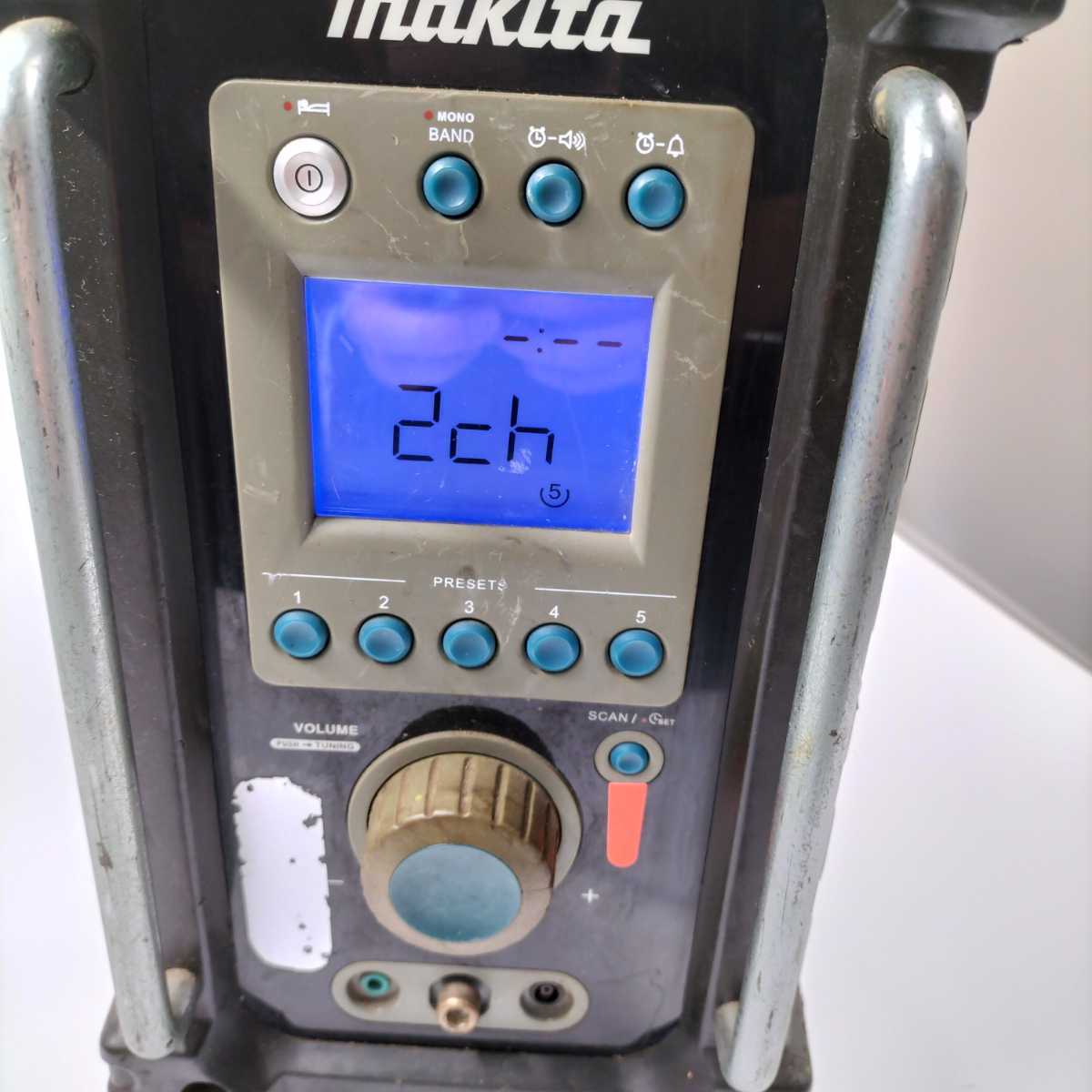 【即決】 makita マキタ 充電式ラジオ MR100 バッテリー付き 非常時 災害時 作業場 動作確認済み 頑丈