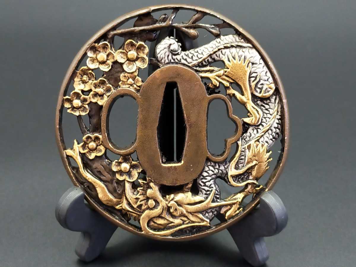 刀装具 鐔 鍔 在銘 友長 鉄地 松 人物図透かし 丸形鐔 江戸期 本歌 美術品・アンティーク・コレクション 刀装具 鐔 鍔 在銘 友長 鉄地 松