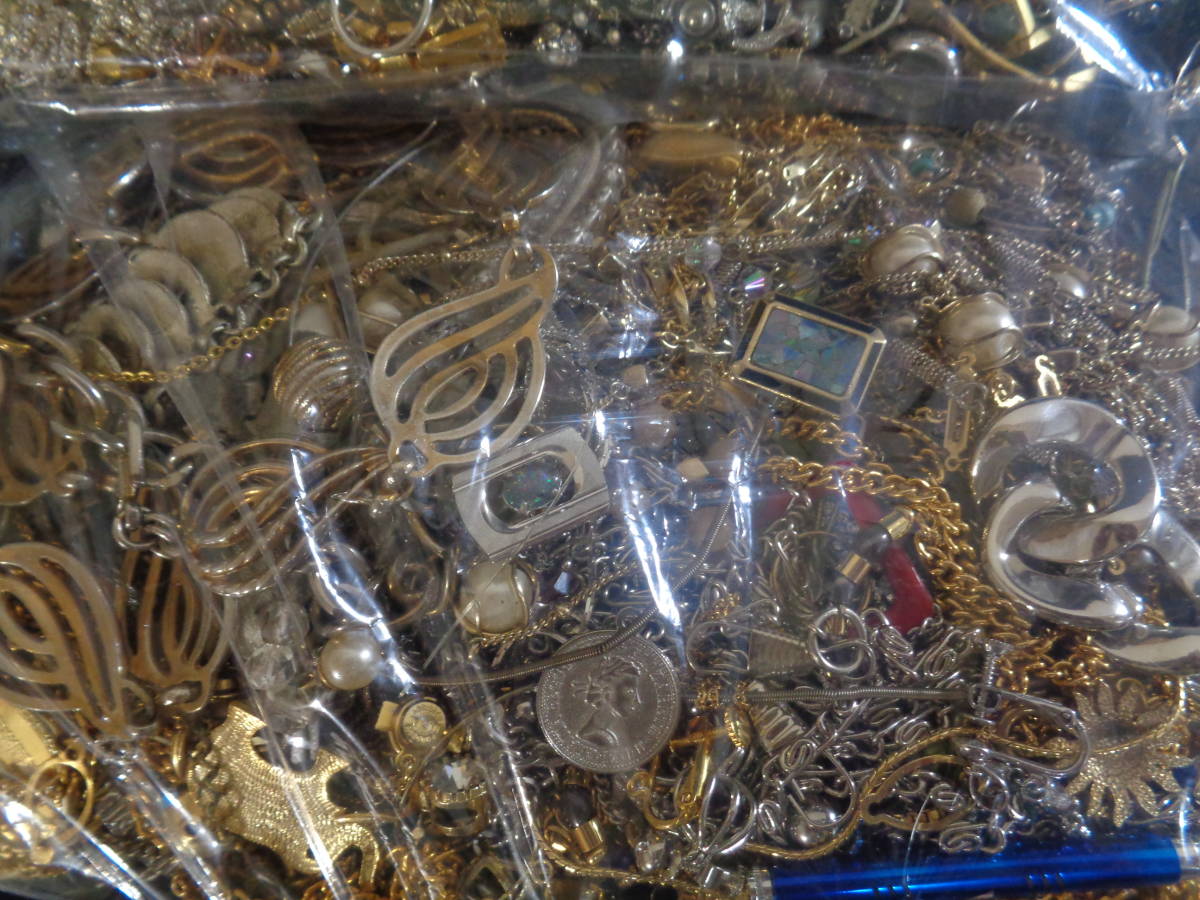 100円～【訳あり】ジャンク品扱い アクセサリー パーツ色々 約4㎏ 大量