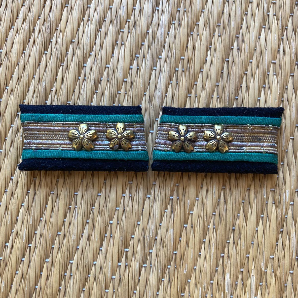 お買い得，爆買い 海軍法務中尉襟章 昭17年新設 日本軍 旧日本軍 日本海軍 旧日本海軍 帝国海軍 法務官 階級章 襟章(部隊章、階級章)｜売買されたオークション情報、yahooの商品情報をアーカイブ公開 - オーク 部隊章、階級章