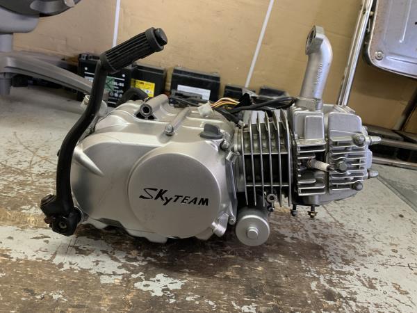 横型エンジンがなんだか頼もしい。125ccクラスの海外製4MINI、スカイ F