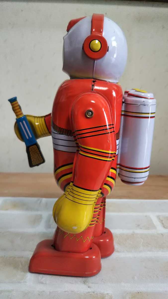 ブリキ玩具.中国製.ロボット.当時物?詳細不明高さ約22.5cm.幅約11cm 