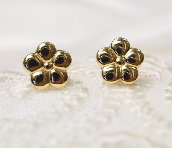 新品 送料無料 １８金イエローゴールド製 フラワー モチーフ シンプル スタッド ピアス/K18 YG 地金/花柄/即決有り