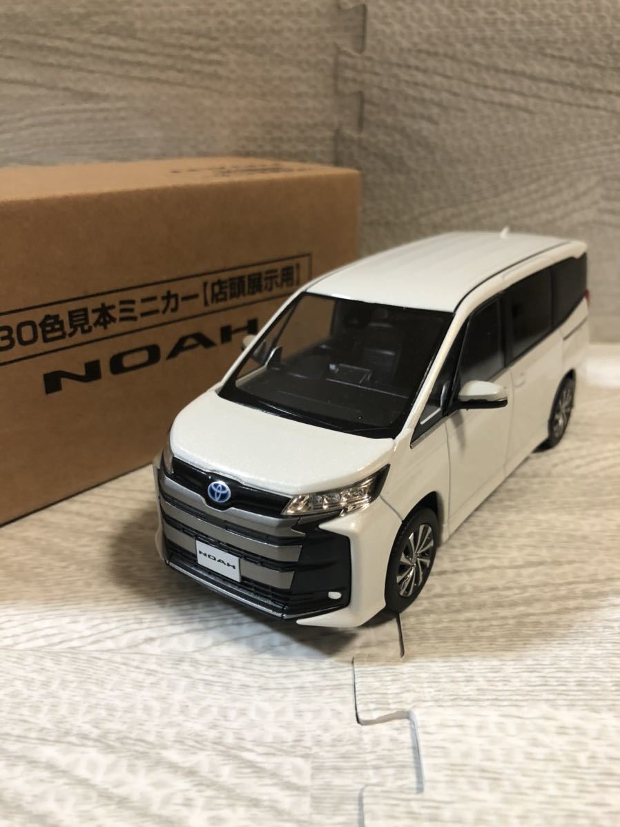 トヨタ 新型ノア NOAH 1/30 カラーサンプルミニカー ホワイトパール