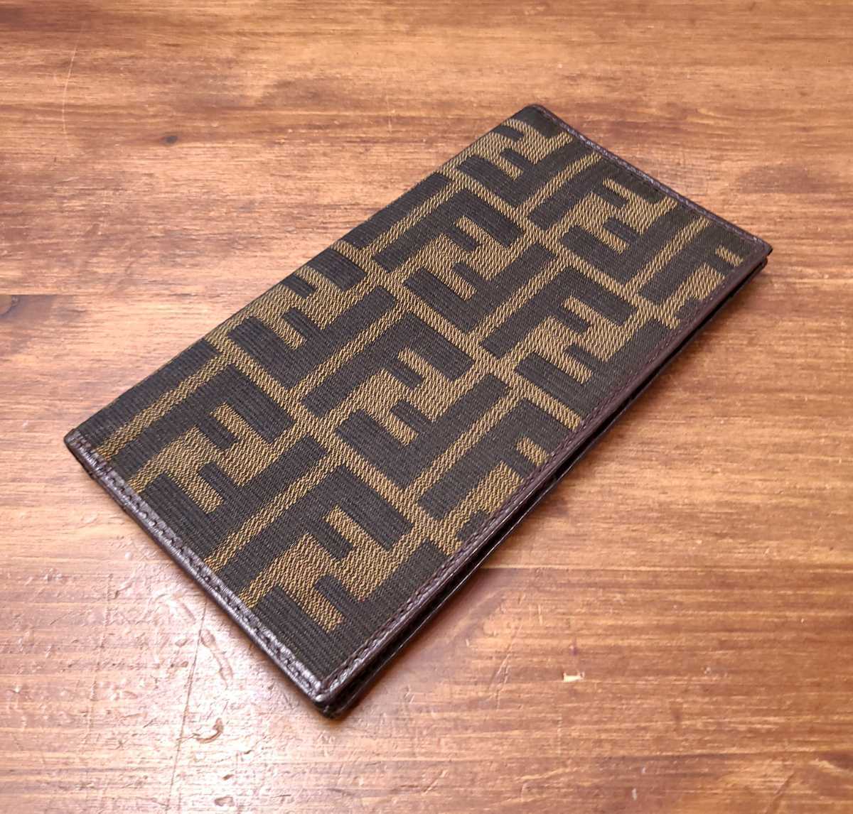 FENDI フェンディ 長財布 札入れ 二つ折り ズッカ柄 ロゴ ユニセックス 
