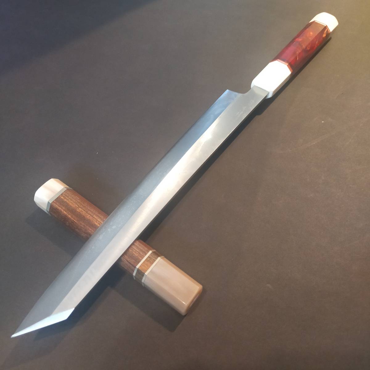 ステン本焼V金10号刀型切付柳刃包丁270mm デュポン+モダン和染クリムゾンレッド八角柄 V金10号 全鋼本焼 両鏡面 龍の彫刻入り 本焼 柳刃