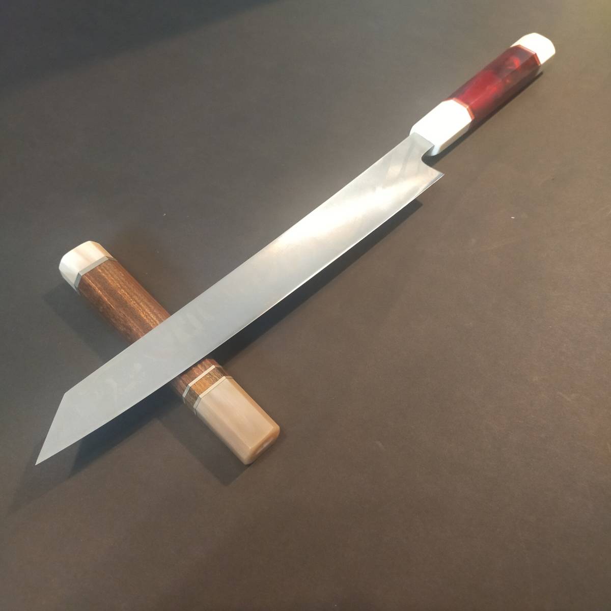ステン本焼V金10号刀型切付柳刃包丁270mm デュポン+モダン和染クリムゾンレッド八角柄 V金10号 全鋼本焼 両鏡面 龍の彫刻入り 本焼 柳刃