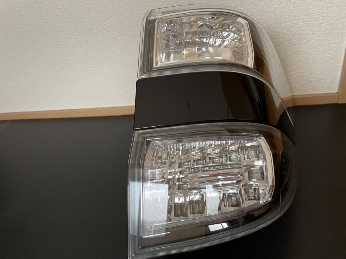 トヨタ ヴェルファイア 20系 純正 テールランプ 右側 外側 中古品