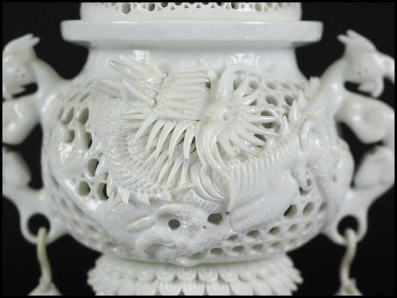 平戸焼 共箱 名品 十五代中里茂右衛門作 白磁龍細密彫刻籠目透獅子香炉