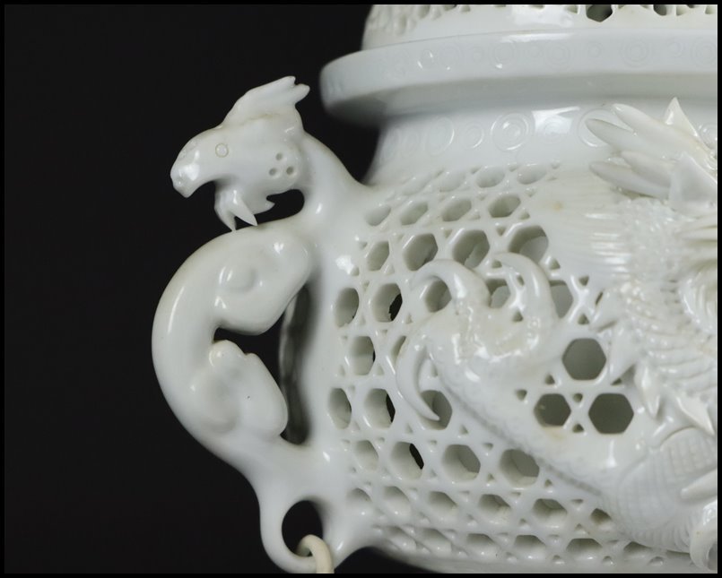 平戸焼 共箱 名品 十五代中里茂右衛門作 白磁龍細密彫刻籠目透獅子香炉