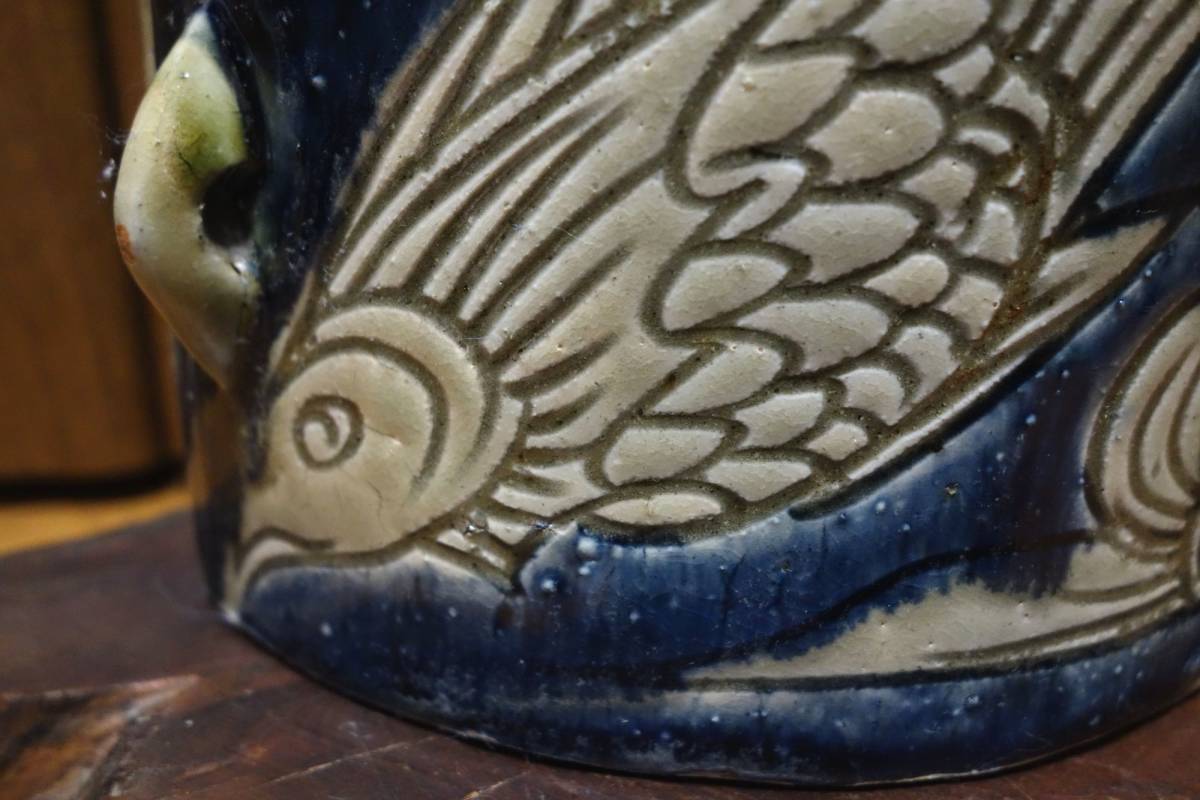 古い壺屋焼 人間国宝 金城次郎さんの双魚紋の抱瓶 大き目 海色の青釉 小傷あり