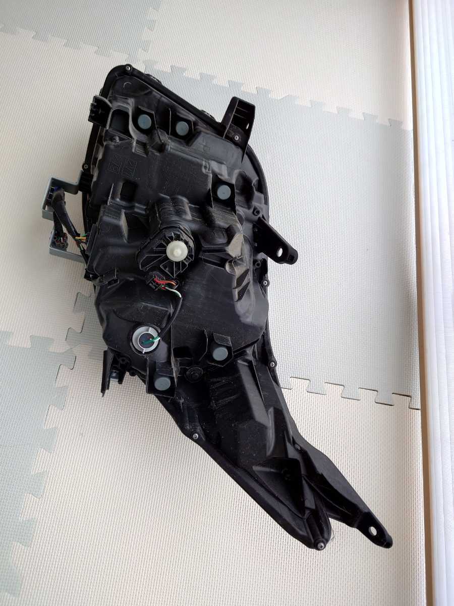 エスクァイア ノア ZWR80 ZRR80 右ヘッドライト 