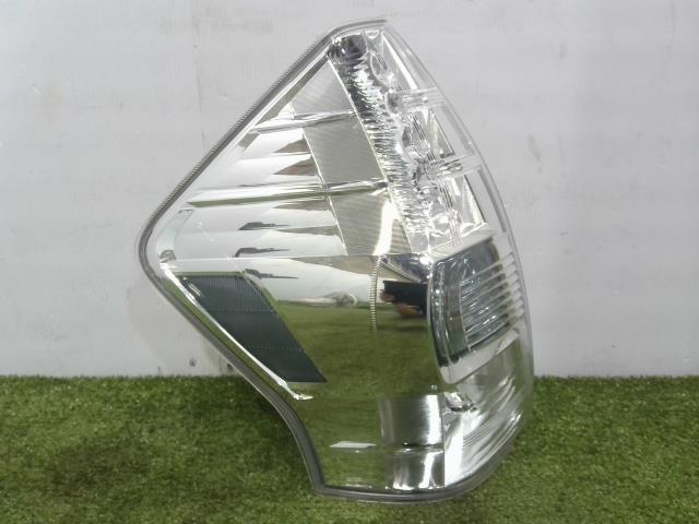 プリウスα DAA-ZVW40W 左テールランプ　テールレンズ 070 81561-47140