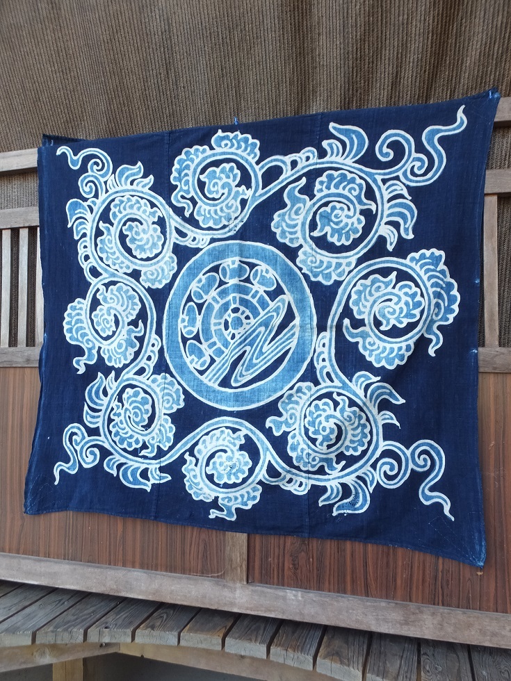 珍しい手織り藍木綿筒描水車紋海藻唐草文風呂敷古布・3幅繋ぎ・