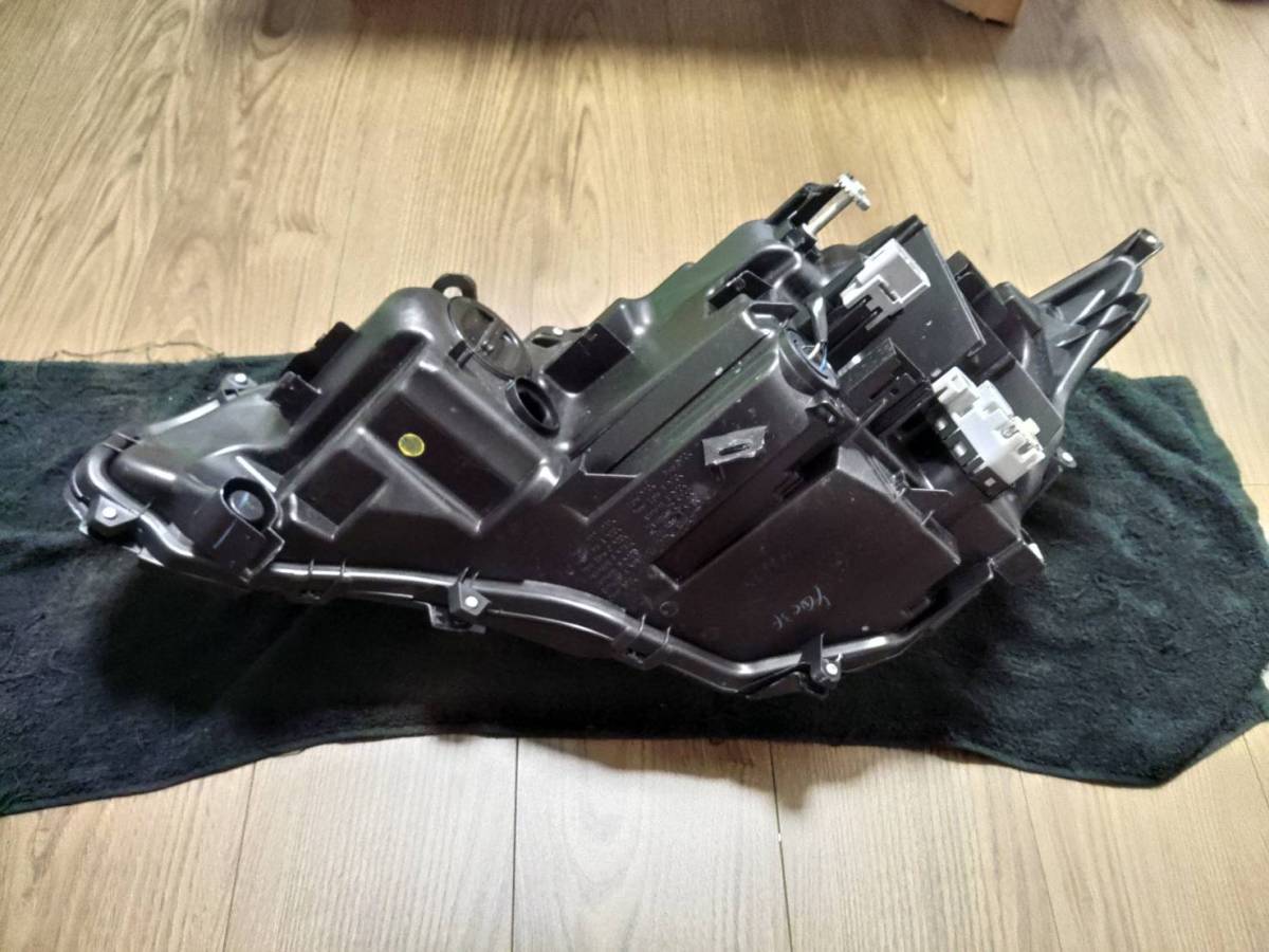 レクサス 純正 CT200h ZWA10 後期 ヘッドライト 右側 LED KOITO レクサス 純正 CT200h ZWA10 後期 ヘッドライト 右側 LED KOITO