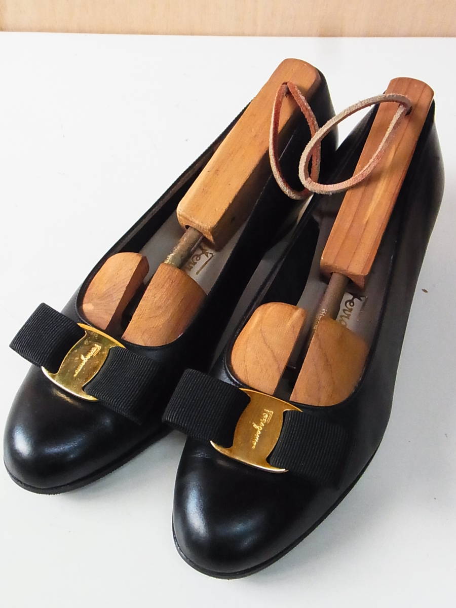 良好 イタリア製 FERRAGAMO フェラガモ ヴァラ金具 レザー パンプス 黒ｘ金 サイズ6.5Ｃ