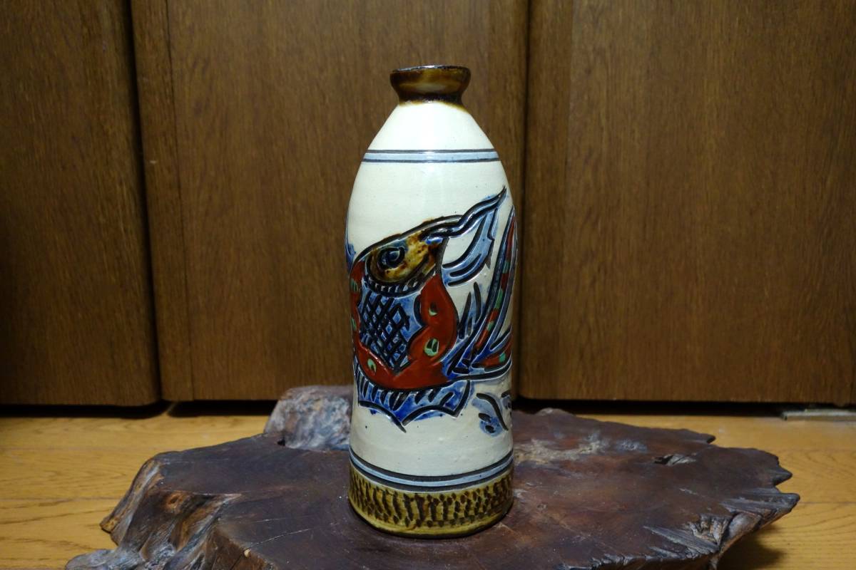 古い壺屋焼 新垣勲さんの赤絵付け魚紋徳利 酒器 一輪挿し見立て 在銘