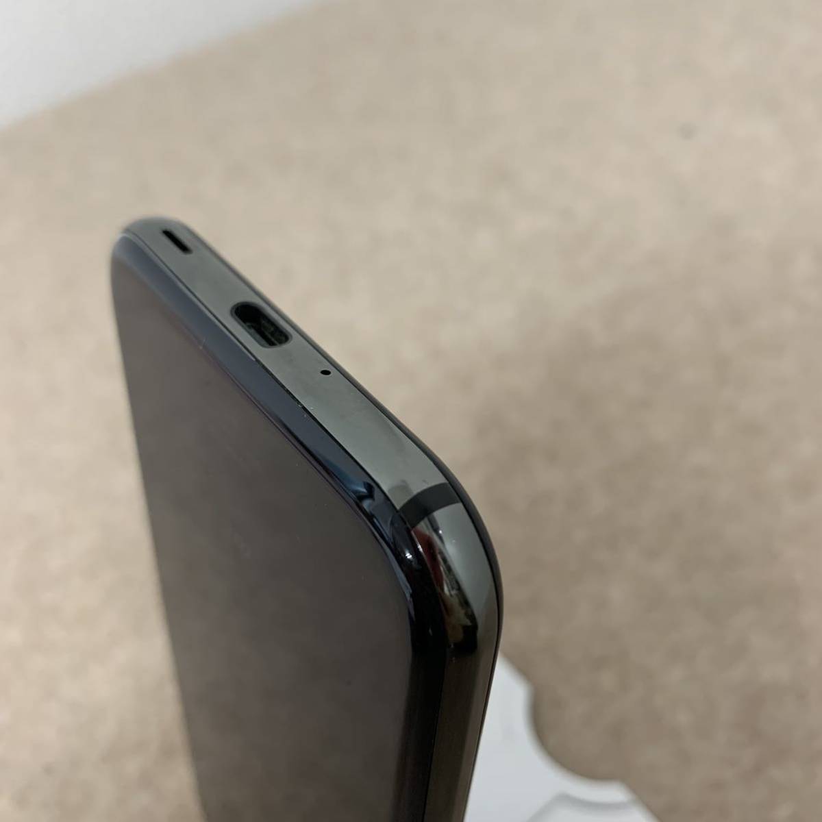 R AQUOS SHV39 au マーキュリーブラック 本体 ブラック SHARP 利用制限 ムスビー｜SIMフリーAQUOS 公式通販 SIMフリー - | マーキュリー Electronics