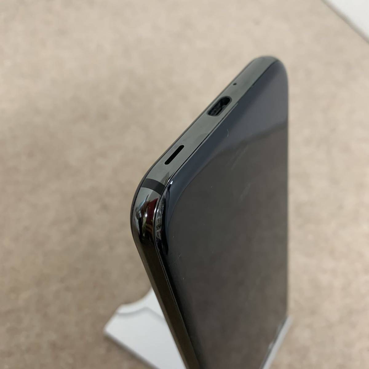R AQUOS SHV39 au マーキュリーブラック 本体 ブラック SHARP 利用制限 ムスビー｜SIMフリーAQUOS 公式通販 SIMフリー - | マーキュリー Electronics