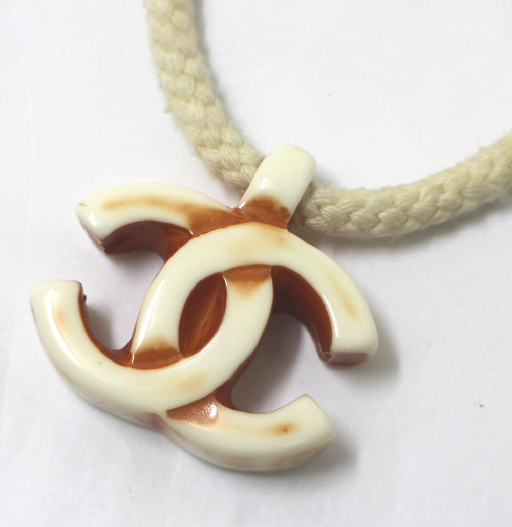 【CHANEL】シャネル ココマーク 象牙風　オフホワイト　ネックレス　チョーカー　アレルギーフリー　ひも チェーン