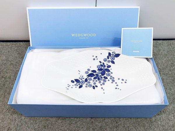 【HOT，お得】 WEDGWOOD ウエッジウッド strawberry bloom indigo ストロベリーブルーム インディゴ マルチディッシュ プレート2枚 セット 品(ウェッジウッド)｜売買されたオークション情報、yahooの商品情報をアー ウェッジウッド