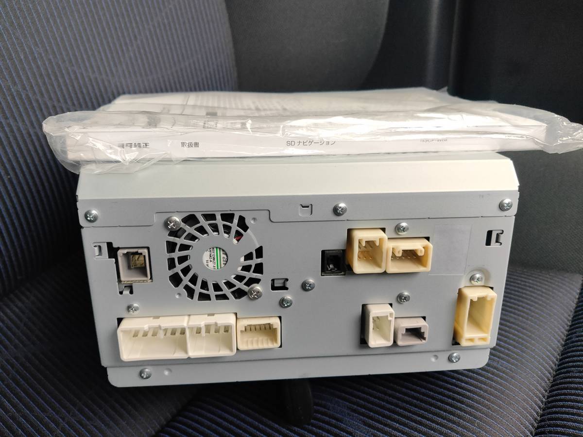 中古品 売切トヨタ純正 ナビ NSCP-W64 2018年第2版地図 本体と取説だけ  