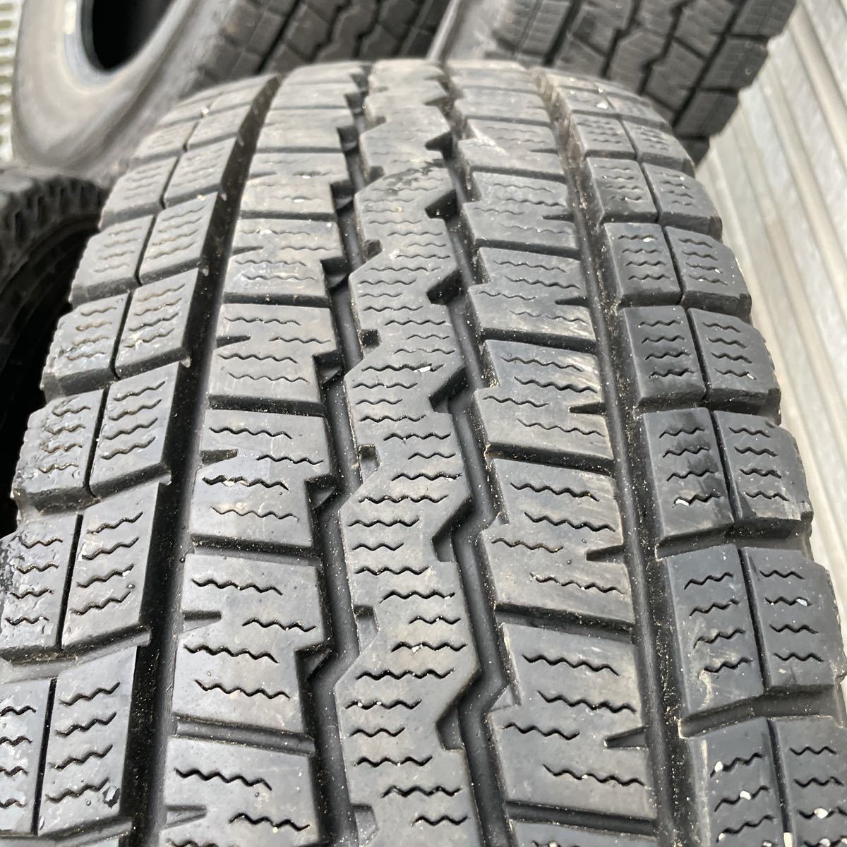 DUNLOP SV01 スタッドレスタイヤ 195/80R15 23年製 ダンロップ ウィンターマックス SV01 195/80r15 スタッドレス タイヤ