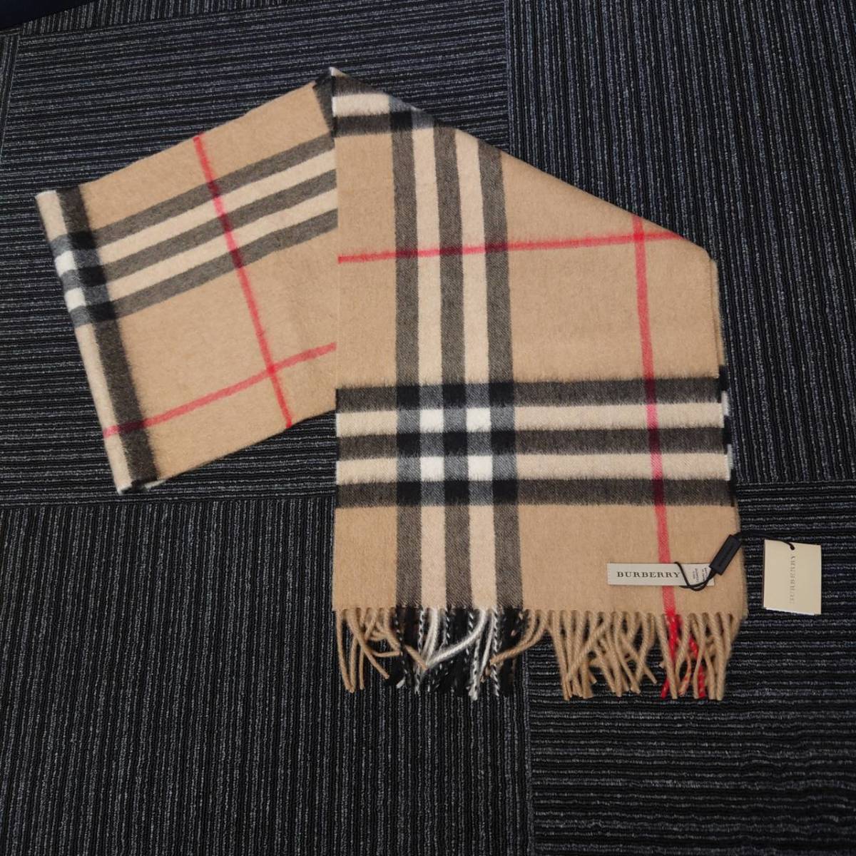 SALE，HOT 1円 正規品 保管品 バーバリー BURBERRY タグ付き ノバチェック柄 カシミヤ100％ 山羊 フリンジ マフラー 30cm&times;168cm(マフラー)｜売買されたオークション情報、yahooの商品情報をアーカイブ公開 服飾小物