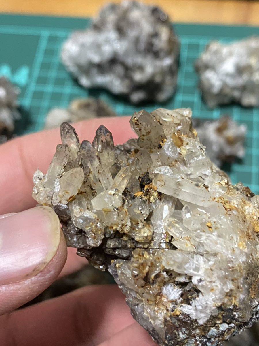 国産鉱物 鉱物標本 1 大分県 尾平鉱山 晶洞坑 水晶 クラスター 20個