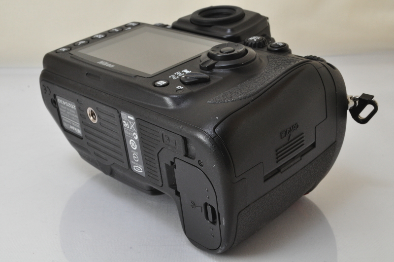 ★★中古品 Nikon D700 ボディ + MB-D10 w/Box♪♪#1679EX