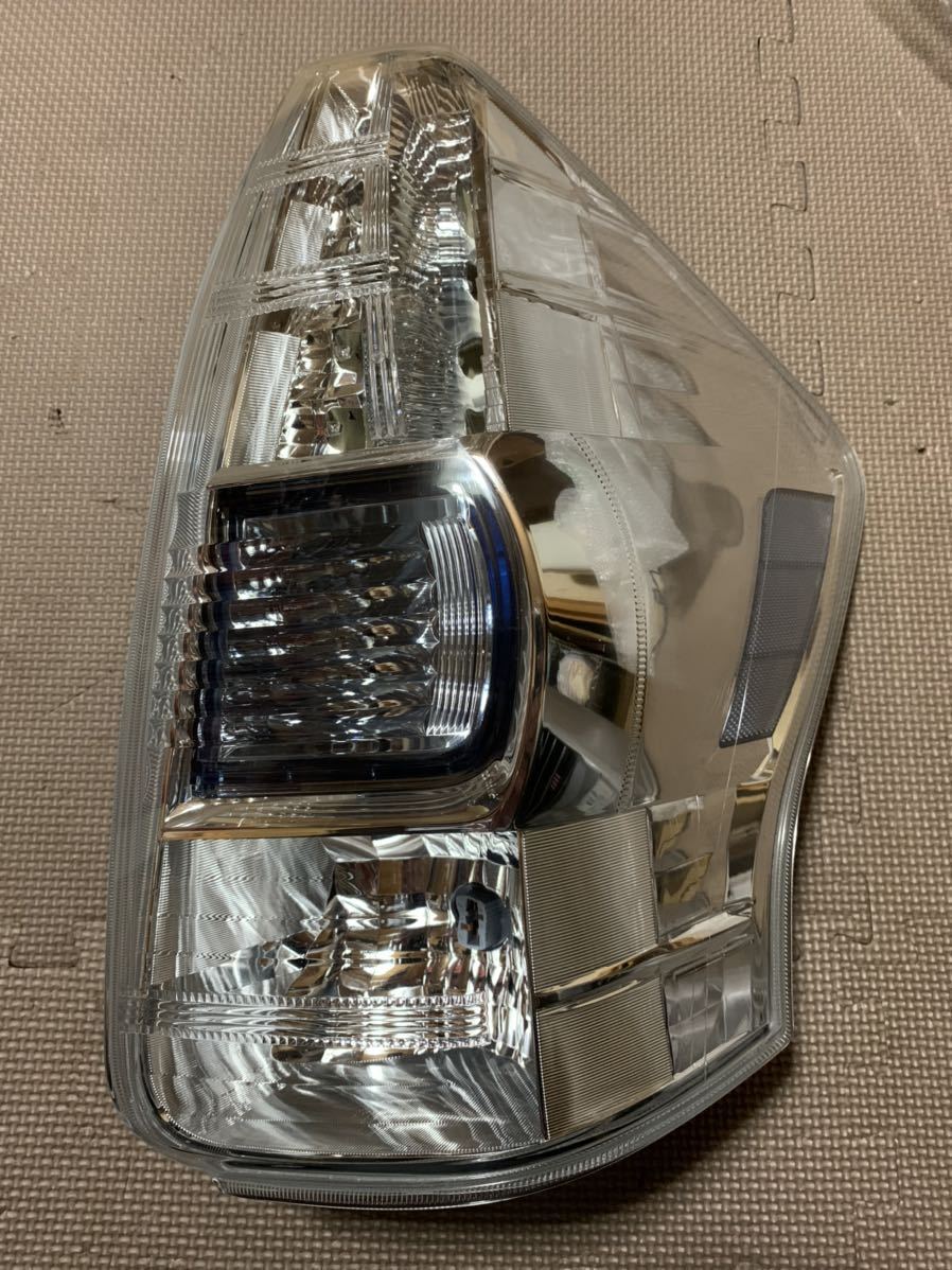 ZVW40 ZVW41 トヨタ プリウスα 前期型 純正右テールランプ パーツ