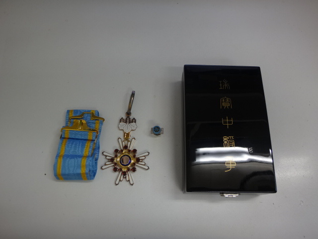 勲四等瑞宝章 略綬 箱付 中古品 勲章 勲四等瑞宝章 旧日本軍 勲五等