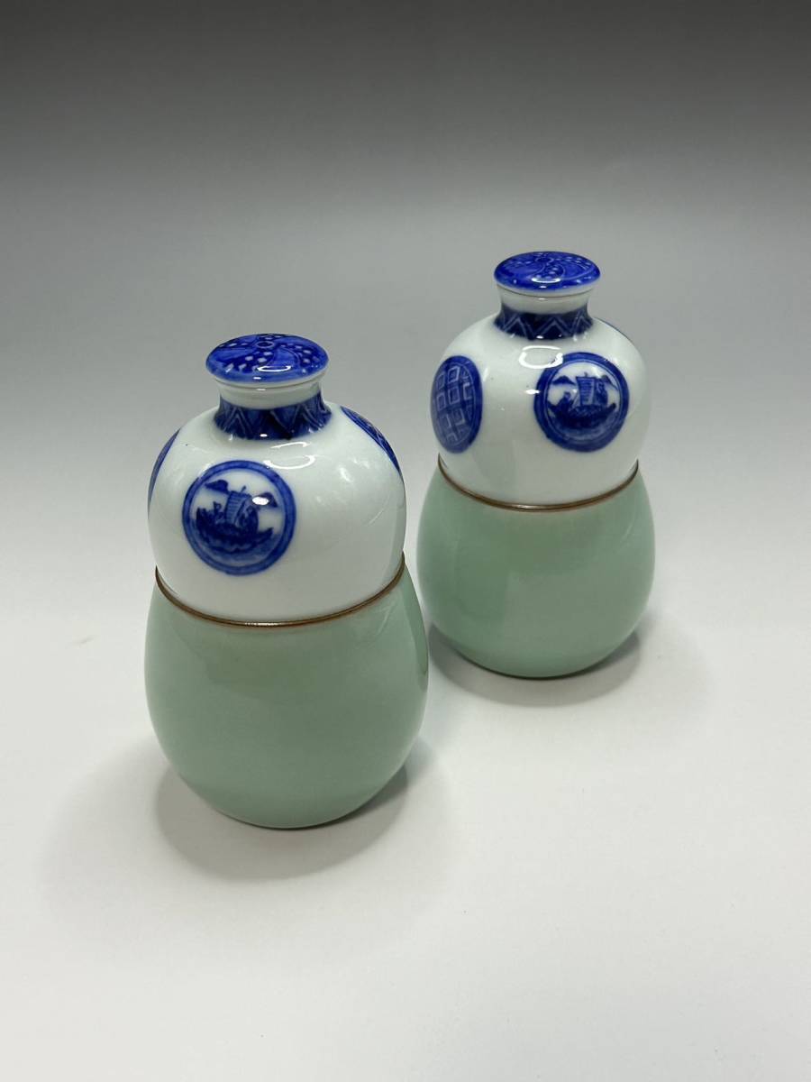 真葛香山作　青磁釉　菊花形供蓋付 在銘 二代 宮川香山(真葛 香山) 作 青磁釉 瓢形 染付 丸文様 徳利 酒器
