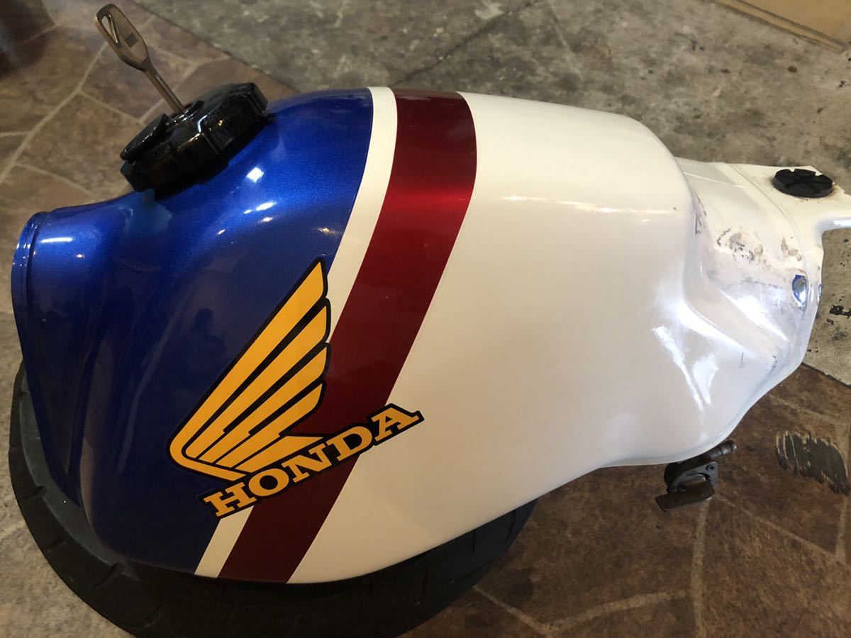 FTR223 タンクトリコロールHONDA凹み無しタンクキャップ＋鍵付きMC34