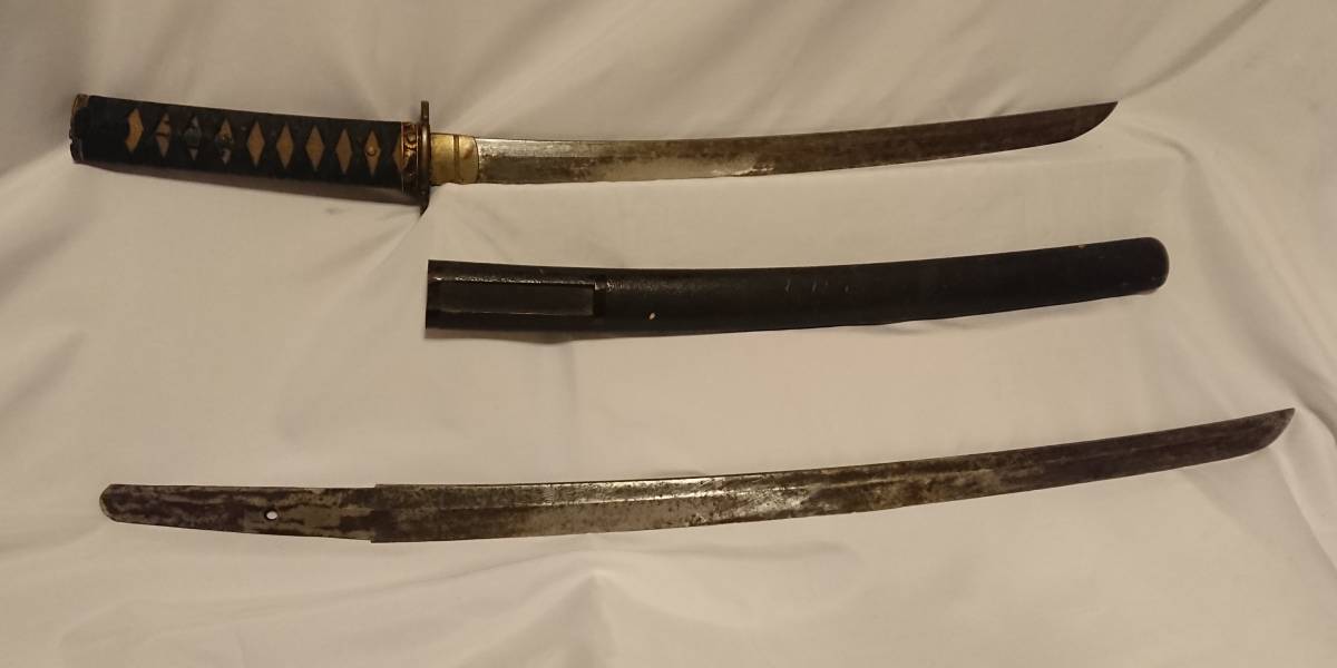 白鞘入り刀・大摺り上げ無銘・刃長:65.8cm・反り:1.1cm・細直刃・刃