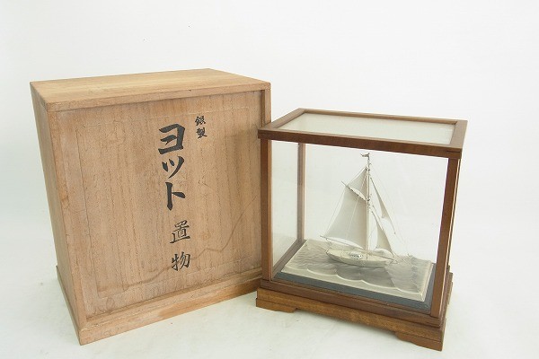 Z002-J11-578 銀製 ヨット 置物 ガラスケースサイズ約20cm×20cm 現状品②＠