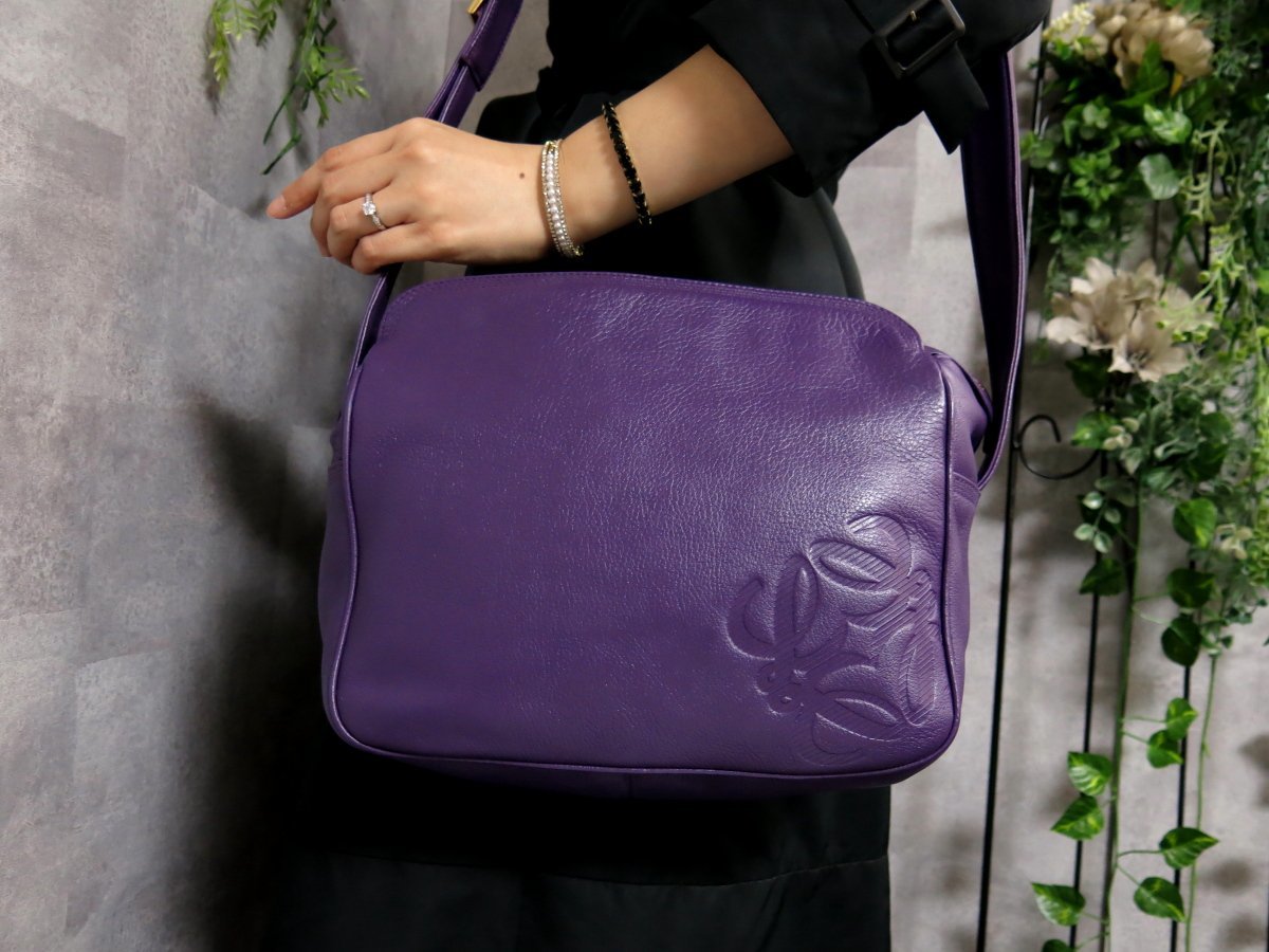 ○超美品○LOEWE ロエベ○アナグラム ロゴ型押し○カーフ レザー 本