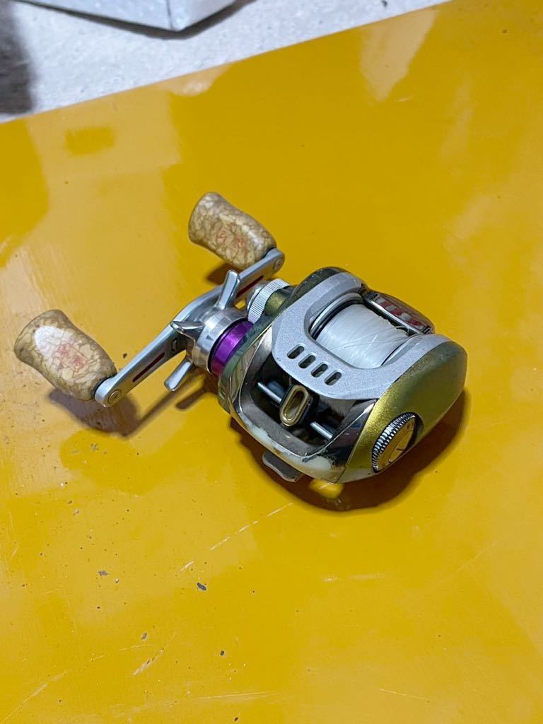売り切り！！ito TD ito 103M ベイトリール ダイワ 右巻き グリップ 少数 希少 人気モデル DAIWA メガバス