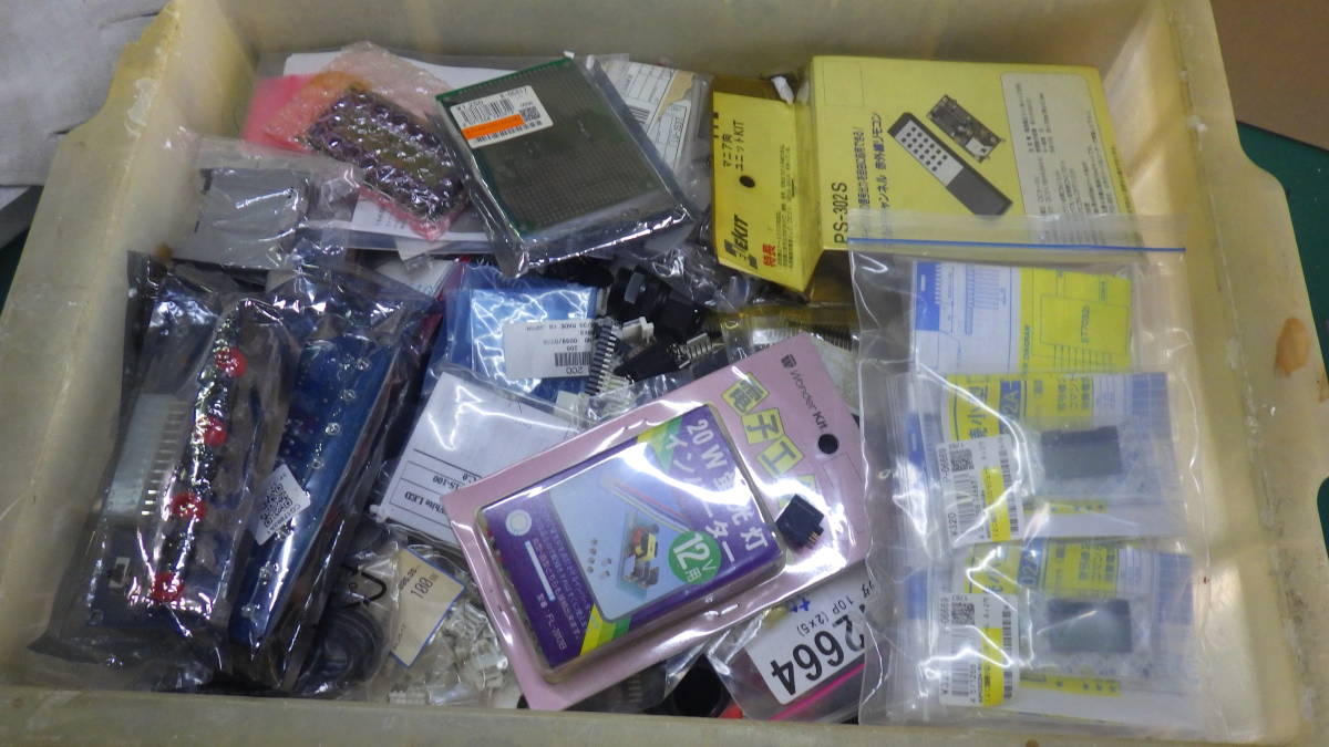 ＊＊【送料無料】第2２弾　電子部品いろいろ　秋月電子、Digi-Key　他　+　おまけ