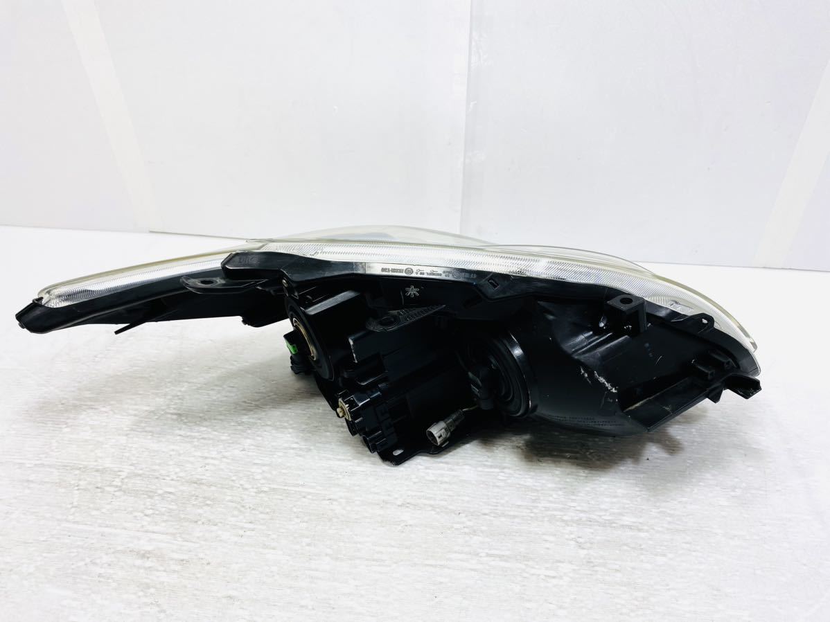 プリウス ZVW30 前期 ヘッドライト 左側 ハロゲン レベ付 コイト 47-29