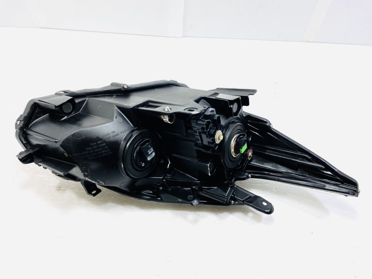 プリウス ZVW30 前期 ヘッドライト 左側 ハロゲン レベ付 コイト 47-29