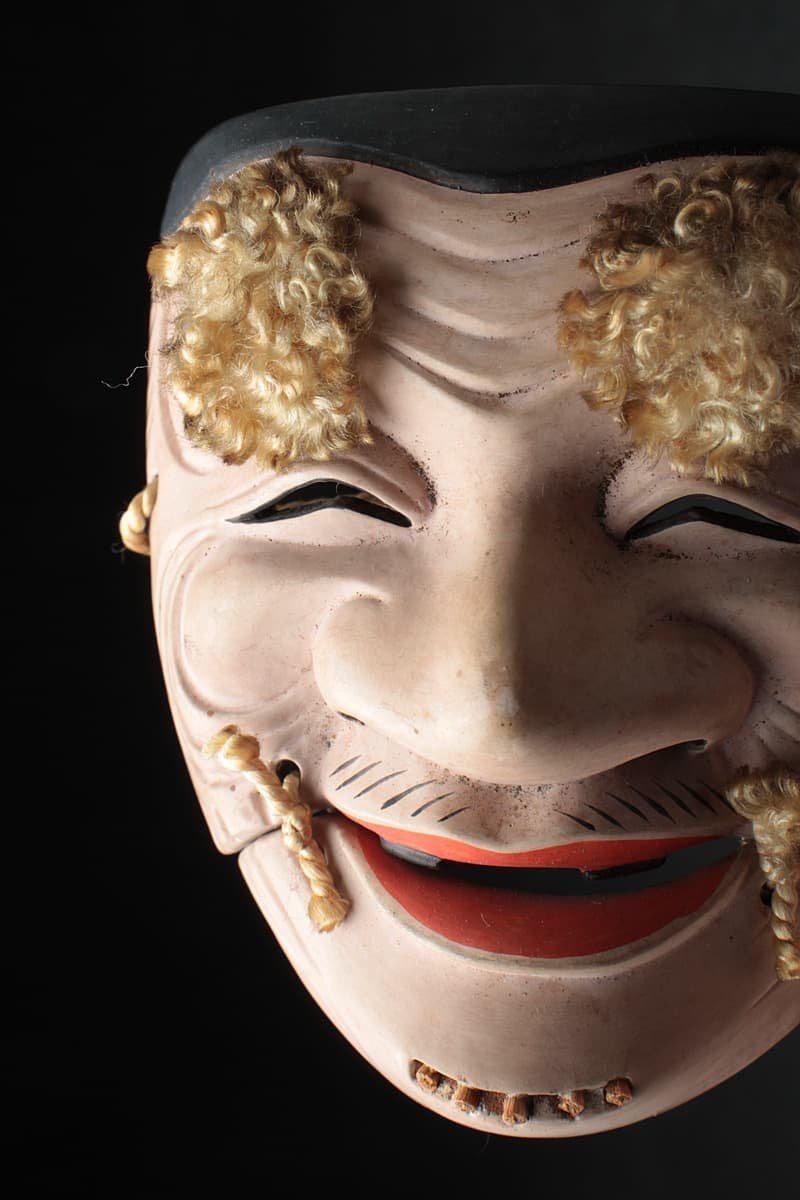 HX870 横山正三 作 小振り 木彫彩色能面 能 翁面 縦8.8cm 重22g 共箱附 木彫彩色翁 飾り面(東洋彫刻)｜売買された ...