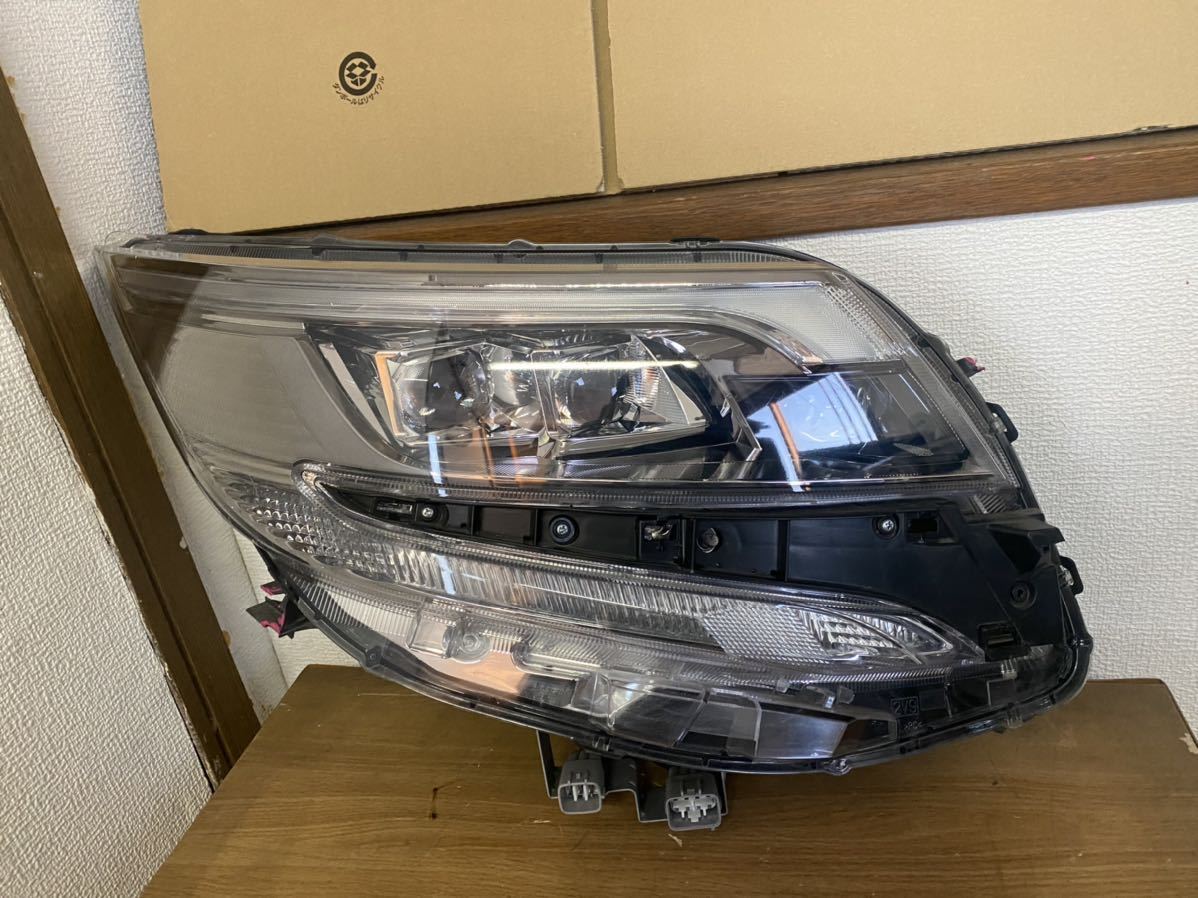 ZWR80 エスクワイア LED ヘッドライト 後期 右側 トヨタ 【公式通販】