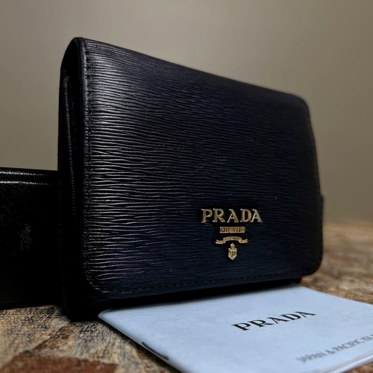 【美品】1 円　PRADA プラダ サフィアーノ　黒 ジッピーウォレット 財布 男女兼用 レア　ブラック 希少デザイン　二つ折り　コンパクト